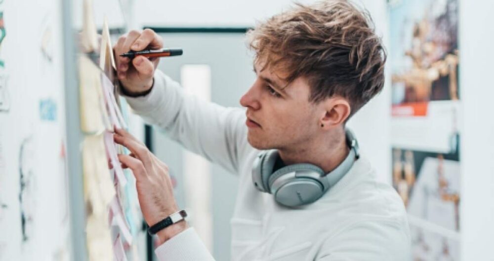 Jeune homme qui fait un brainstorming au CNFCE