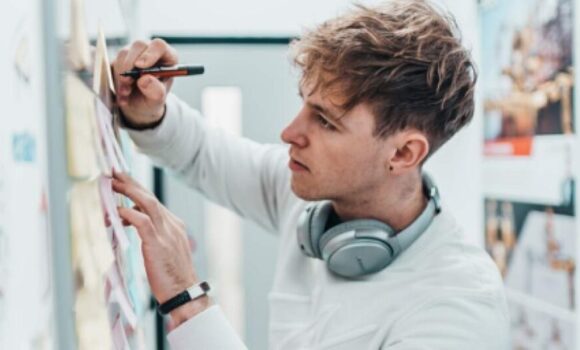 Jeune homme qui fait un brainstorming au CNFCE