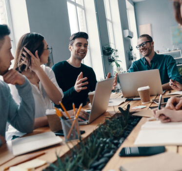 groupe de personnes échangeant en formation