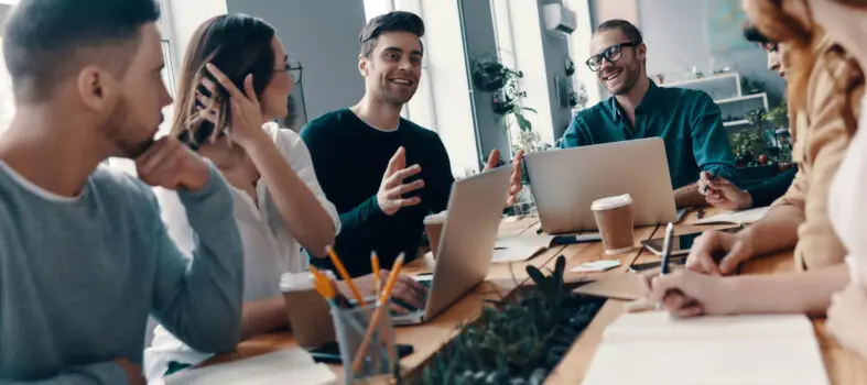 groupe de personnes &eacute;changeant en formation