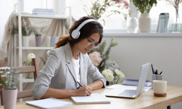 stagiaire suivant une formation en classe virtuelle