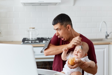 un salarié à son domicile en télétravail