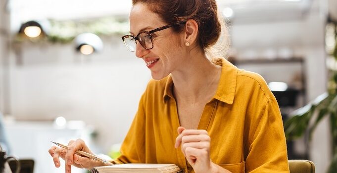 femme heureuse au travail