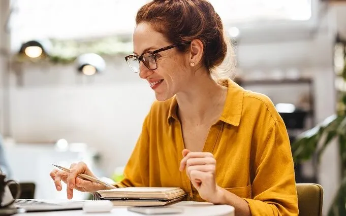femme heureuse au travail