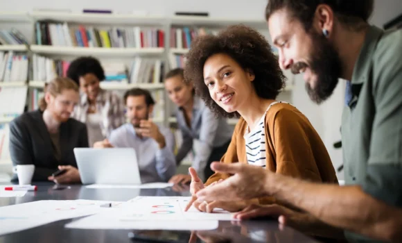 Collègues de travail dans un bureau