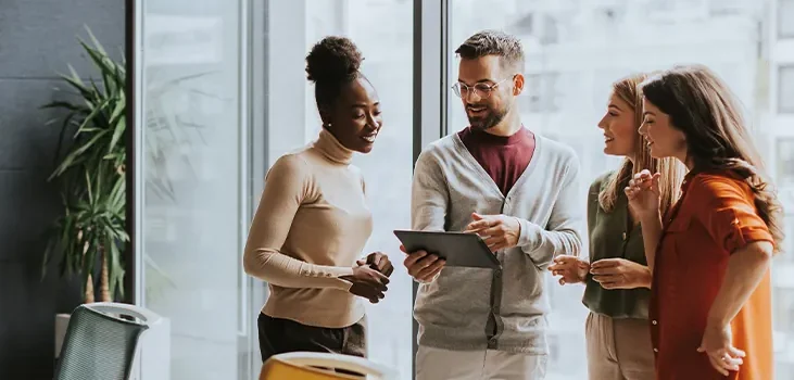 Groupe de personnes regardant une tablette