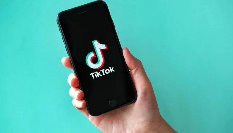 Logo TikTok sur un téléphone