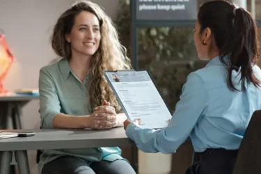 Recruteur et candidat lors d'un entretien d'embauche