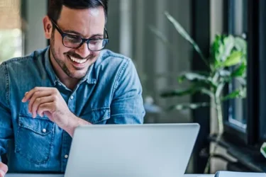 Homme sur un ordinateur