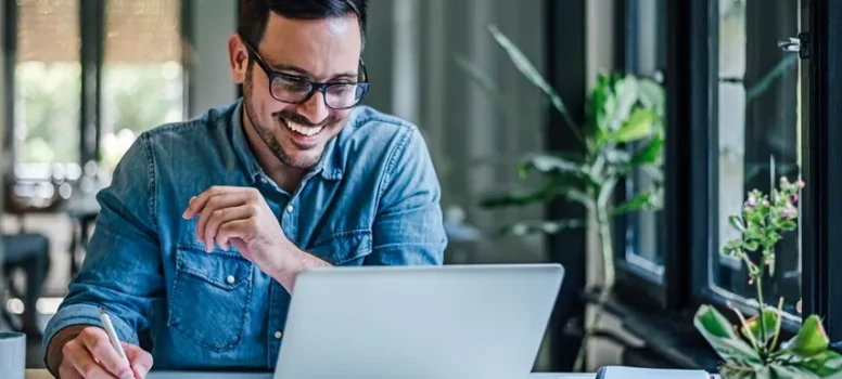 Homme sur un ordinateur