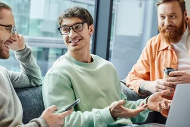 Collègues qui discutent