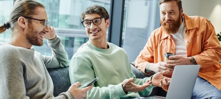 Collègues qui discutent