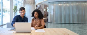 Apprentie avec son tuteur en entreprise