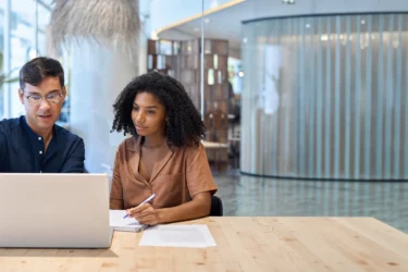 Apprentie avec son tuteur en entreprise