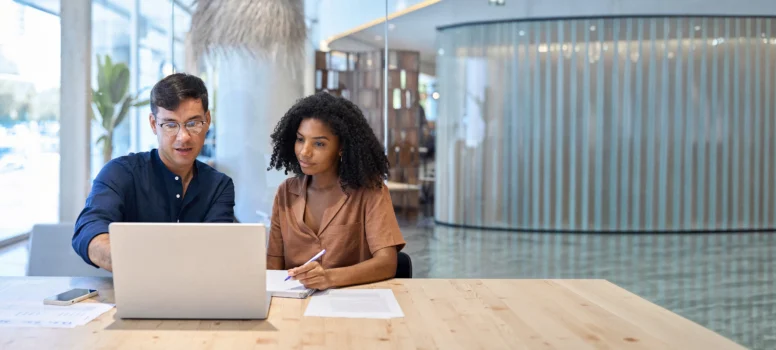 Apprentie avec son tuteur en entreprise