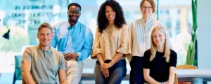 Groupe de salariés souriants