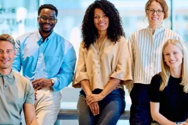 Groupe de salariés souriants
