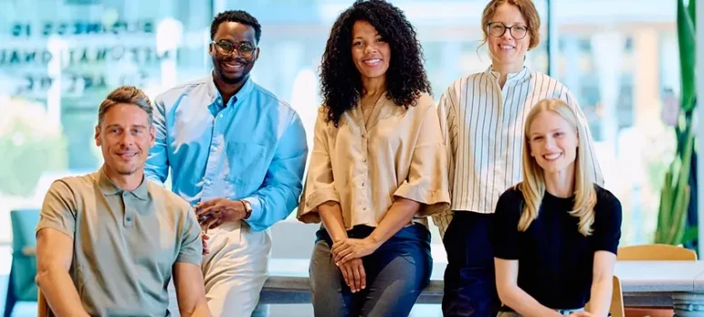 Groupe de salariés souriants