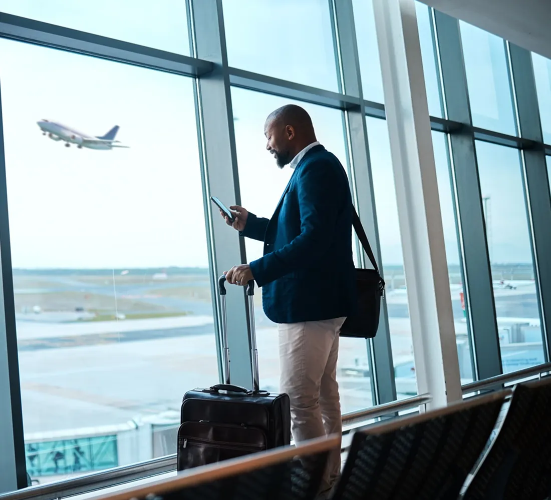 Passager qui attend son avion dans un aéroport