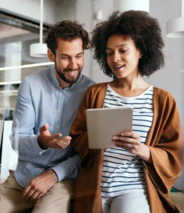 Deux personnes consultant un contenu sur une tablette