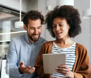 Deux personnes consultant un contenu sur une tablette