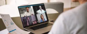 Femme en visioconférence avec des collègues