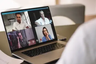 Femme en visioconférence avec des collègues