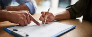 Deux personnes qui signent un contrat