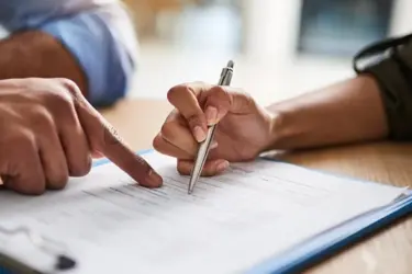 Deux personnes qui signent un contrat