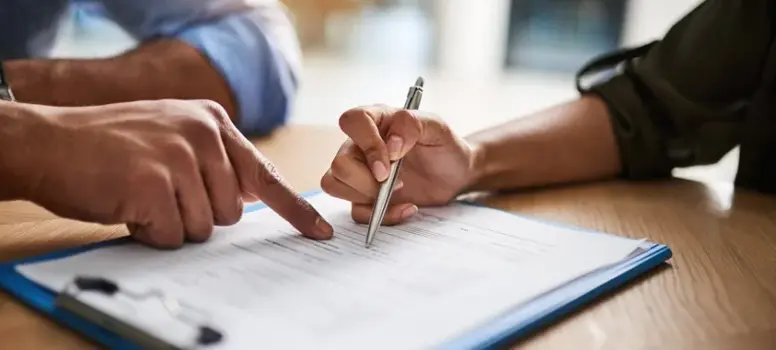 Deux personnes qui signent un contrat