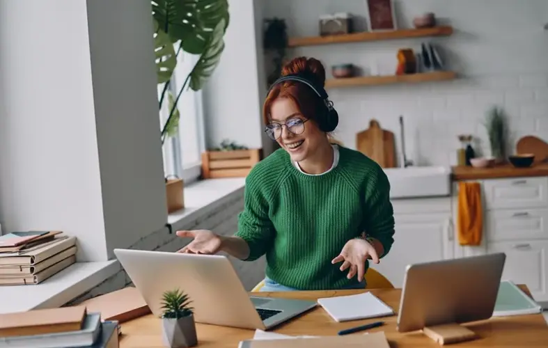 Femme en t&eacute;l&eacute;travail