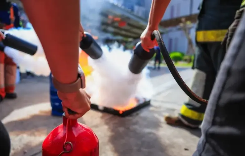 Des stagiaires &eacute;teignent un feu lors d'une formation incendie