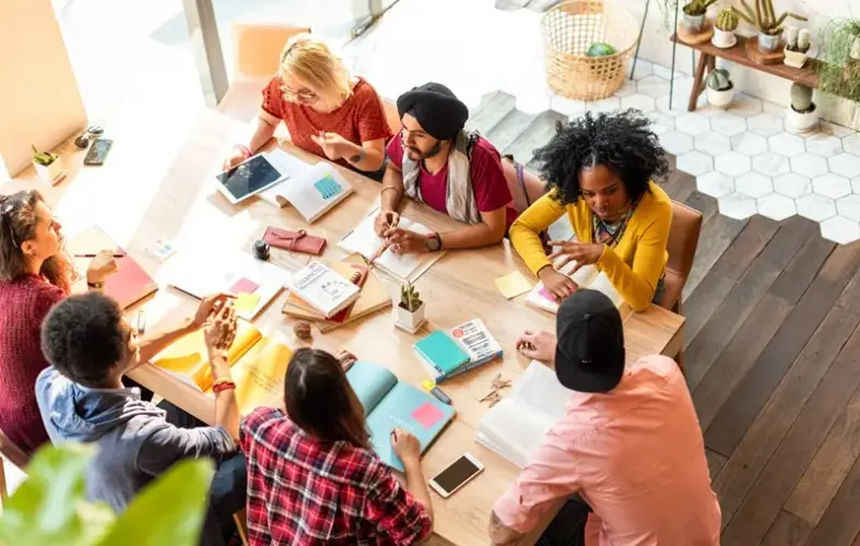 Une &eacute;quipe en pleine r&eacute;union de brainstorming